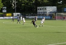 Vom Gaming-Stuhl auf den grünen Rasen Zehn Fußballer in einer Spielszene. Einer schlägt eine Flanke, die anderen stehen herum.