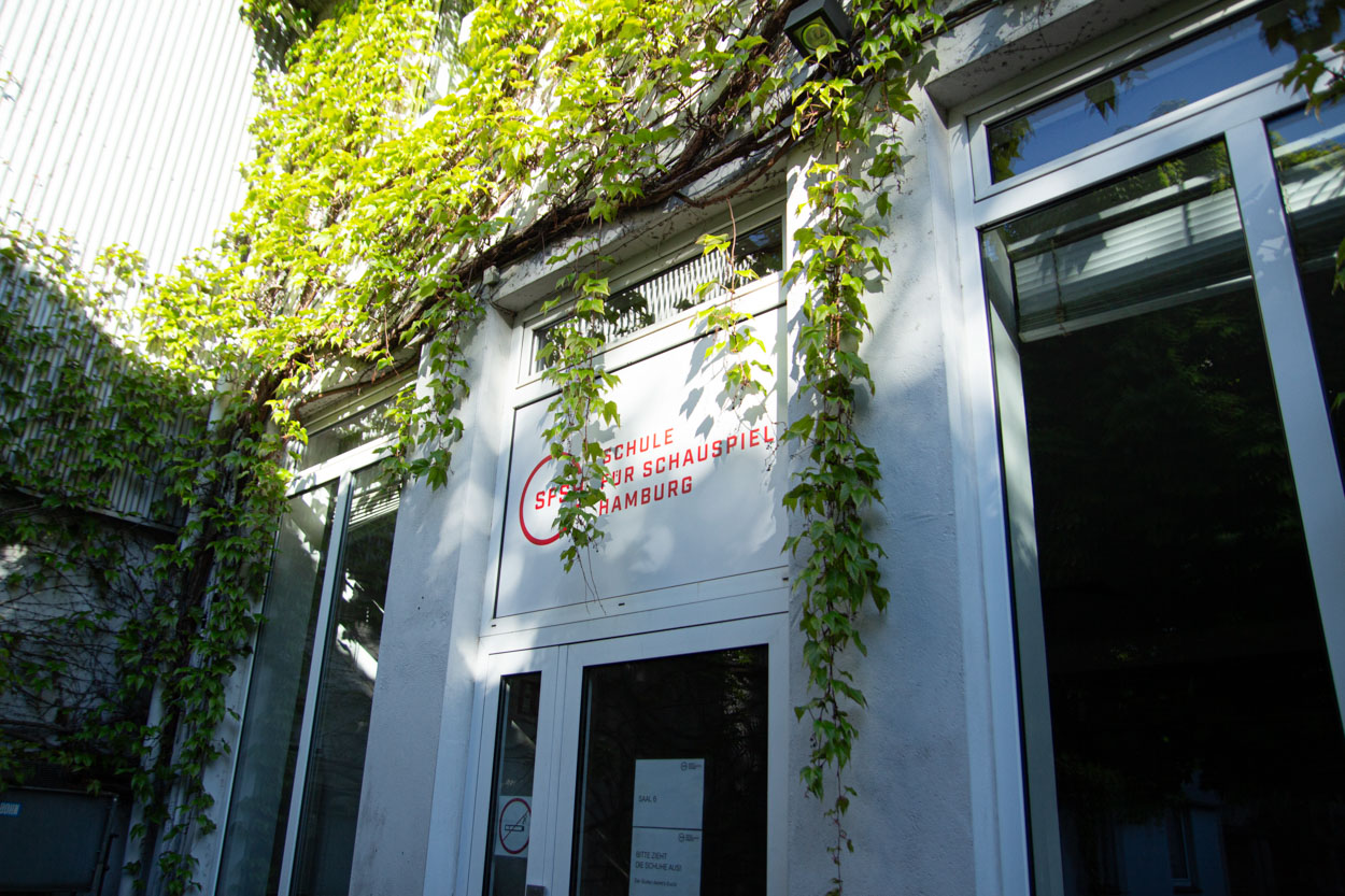 Das Schild am Eingang der Schule für Schauspiel Hamburg (SfSH) ist halb zugewachsen.