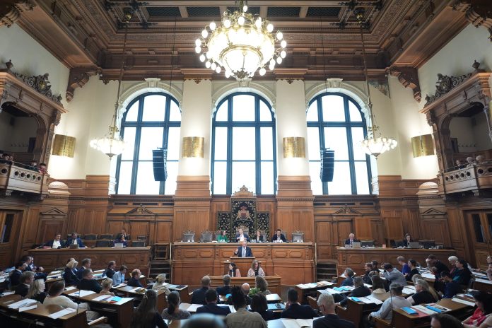 Der vollbesetzte Sitzungssaal der Hamburger Bürgerschaft im Rathaus.