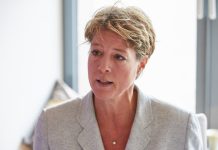 Entführungsprozess gegen Christina Block beginnt in Hamburg Ein Bild der Unternehmerin Christina Block. Sie trägt einen grauen Blazer und hat kurze, blonde Haare.