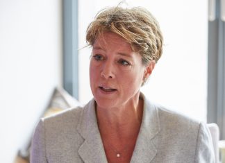 Entführungsprozess gegen Christina Block beginnt in Hamburg Ein Bild der Unternehmerin Christina Block. Sie trägt einen grauen Blazer und hat kurze, blonde Haare.