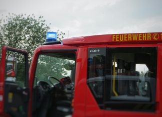 Wohnungsbrand: Großeinsatz in Bahrenfeld Ein Feuerwehrauto mit offener Tür. Symbolbild für den Einsatz zum Wohnungsbrand.