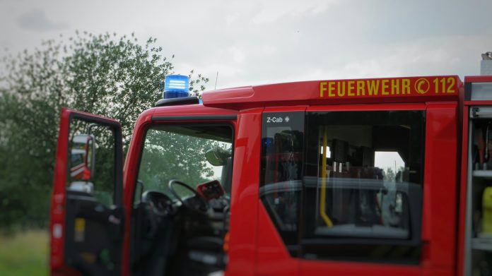 Ein Feuerwehrauto mit offener Tür. Symbolbild für den Einsatz zum Wohnungsbrand.