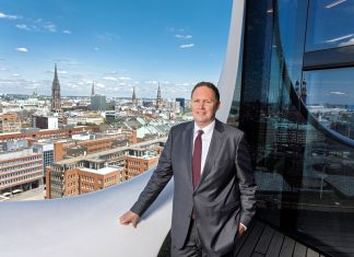 Kein Hamburger Mitglied in der SPD-Parteispitze Brosda steht in der Hamburger Elbphilharmonie, nicht im SPD-Parteivorstand.