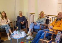 Das Sprachcafé Eimsbüttel – Zwischen Grammatik und Gesprächen Vier Personen sitzen in einem Stuhlreis und lächeln.