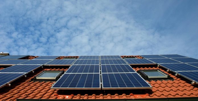Eine Solaranlage auf einem Dach.