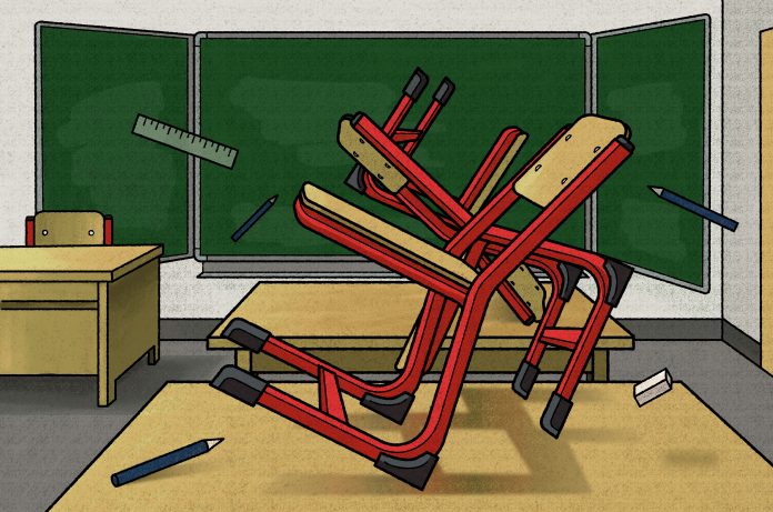 Eine farbige Zeichnung zeigt ein Klassenzimmer. Die Stühlöe sind so angeordnet, dass sie ein Hakenkreuz ergeben.