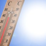 Hitzewarnung: Am Mittwoch bis zu 37 Grad erwartet Ein Thermometer zeigt eine hohe Temperatur vor der Sonne und symbolisiert so die Hitzewarnung.