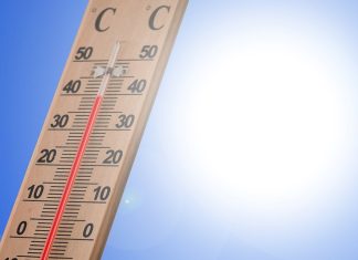 Hitzewarnung: Am Mittwoch bis zu 37 Grad erwartet Ein Thermometer zeigt eine hohe Temperatur vor der Sonne und symbolisiert so die Hitzewarnung.