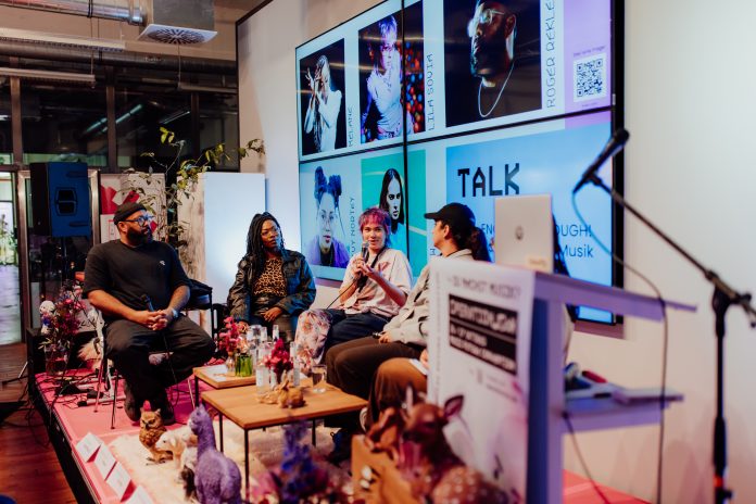 250502_opt_2024_credit_laura_mueller_01 Speakerinnen der Msuik-Convention sitzen auf Stühlen mit Mikros.