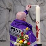 25 Jahre Notfallseelsorge Hamburg – Senatsempfang im Rathaus Ein Mann zündet eine Kerze an. Das kann bei der Notfallseelsorge helfen.