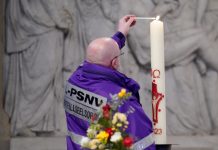 25 Jahre Notfallseelsorge Hamburg – Senatsempfang im Rathaus Ein Mann zündet eine Kerze an. Das kann bei der Notfallseelsorge helfen.