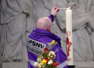 25 Jahre Notfallseelsorge Hamburg – Senatsempfang im Rathaus Ein Mann zündet eine Kerze an. Das kann bei der Notfallseelsorge helfen.