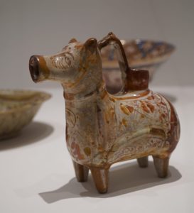 Historische Objekte sind weiterhin Teil der Sammlung und werden gemeinsam mit zeitgenössischer Kunst präsentiert. Foto: Vivian Maxim Calderon