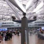 Hamburger Flughafen erwartet keine ansteigenden Kosten Menschen laufen durch das Terminal 1 am Hamburger Flughafen.