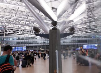 Hamburger Flughafen erwartet keine ansteigenden Kosten Menschen laufen durch das Terminal 1 am Hamburger Flughafen.
