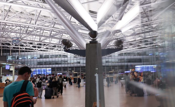Menschen laufen durch das Terminal 1 am Hamburger Flughafen.
