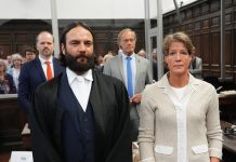 Prozess wegen mutmaßlicher Kindesentführung fortgesetzt Christina Block steht neben ihrem Anwalt Ingo Bott im Gerichtssaal zum Prozess wegen mutmaßlicher Kindesentführung.