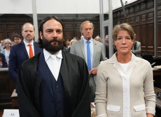 Prozess wegen mutmaßlicher Kindesentführung fortgesetzt Christina Block steht neben ihrem Anwalt Ingo Bott im Gerichtssaal zum Prozess wegen mutmaßlicher Kindesentführung.