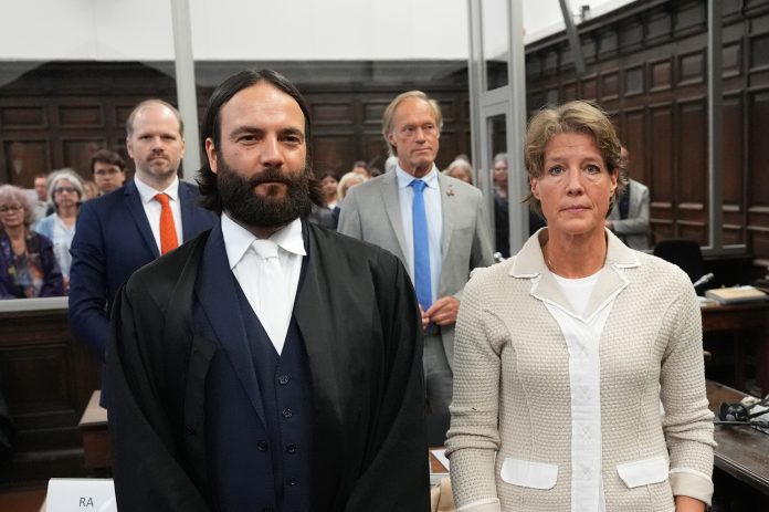 Christina Block steht neben ihrem Anwalt Ingo Bott im Gerichtssaal zum Prozess wegen mutmaßlicher Kindesentführung.