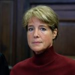 Christina Block nimmt Stellung zu Tagebucheinträgen Cristina Block in einem roten Rollkragenpulli.