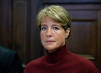 Christina Block nimmt Stellung zu Tagebucheinträgen Cristina Block in einem roten Rollkragenpulli.