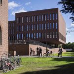 Unis müssen trotz höherem Semesterbeitrag sparen Das Bild zeigt, ein hohes Gebäude zwischen zwei Bäumen. Der Campus der HAW am Berliner Tor.