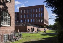 Unis müssen trotz höherem Semesterbeitrag sparen Das Bild zeigt, ein hohes Gebäude zwischen zwei Bäumen. Der Campus der HAW am Berliner Tor.