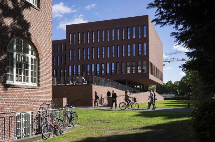 Das Bild zeigt, ein hohes Gebäude zwischen zwei Bäumen. Der Campus der HAW am Berliner Tor.