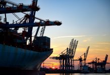 Streit um Hafenschlick Der Hambruger Hafen mit einem großen Schiff bei Sonnenuntergang