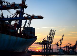 Streit um Hafenschlick Der Hambruger Hafen mit einem großen Schiff bei Sonnenuntergang