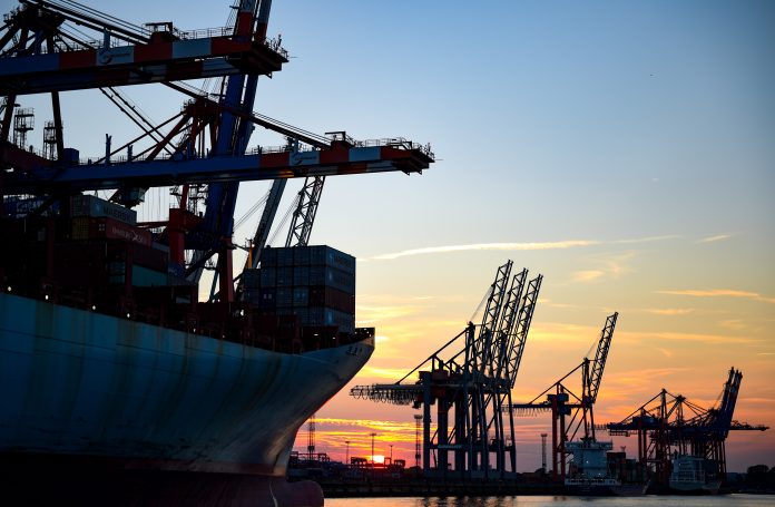 Hamburger Hafen Der Hambruger Hafen mit einem großen Schiff bei Sonnenuntergang