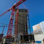 Nun doch: Stadt Hamburg will Teile des Elbtowers kaufen Rote Baukräne stehen um den Rohbau des Elbtowers.