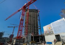 Nun doch: Stadt Hamburg will Teile des Elbtowers kaufen Rote Baukräne stehen um den Rohbau des Elbtowers.