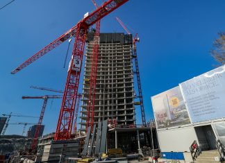 Nun doch: Stadt Hamburg will Teile des Elbtowers kaufen Rote Baukräne stehen um den Rohbau des Elbtowers.