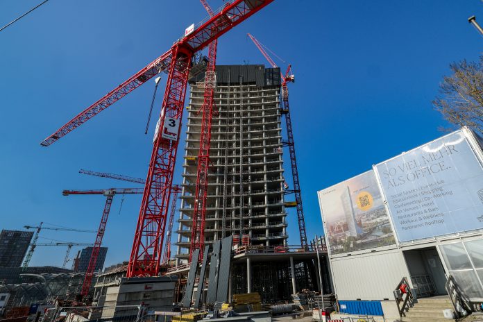 Hamburger Wolkenkratzer Elbtower Rote Baukräne stehen um den Rohbau des Elbtowers.
