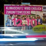 Zukunftsentscheid hat Erfolg, Grundeinkommen scheitert Ein Plakat wirbt für den Zukunftsentscheid mit der Aufschrift " Klimaschutz wird endlich Systemrelevant, 12.10"