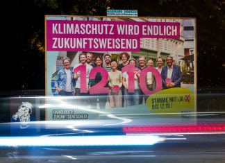 Zukunftsentscheid hat Erfolg, Grundeinkommen scheitert Ein Plakat wirbt für den Zukunftsentscheid mit der Aufschrift " Klimaschutz wird endlich Systemrelevant, 12.10"