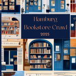 Bookstore-crawl Hamburg beginnt Eine Illustration in blau gehalten, mit einem gemütlichen Bücherregal und der Überschrift Bookstore Crawl 2025
