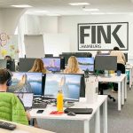 FINK.HAMBURG ist aus der Sommerpause zurück Ein Einblick auf die Redaktion FINK.HAMBURG. Die Redakteur*innen sitzen bereits wieder fleißig an ihren Texten.