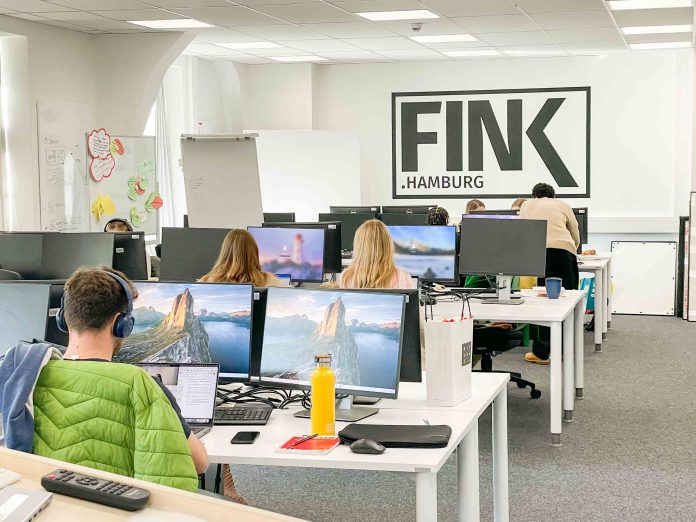 Ein Einblick auf die Redaktion FINK.HAMBURG. Die Redakteur*innen sitzen bereits wieder fleißig an ihren Texten.