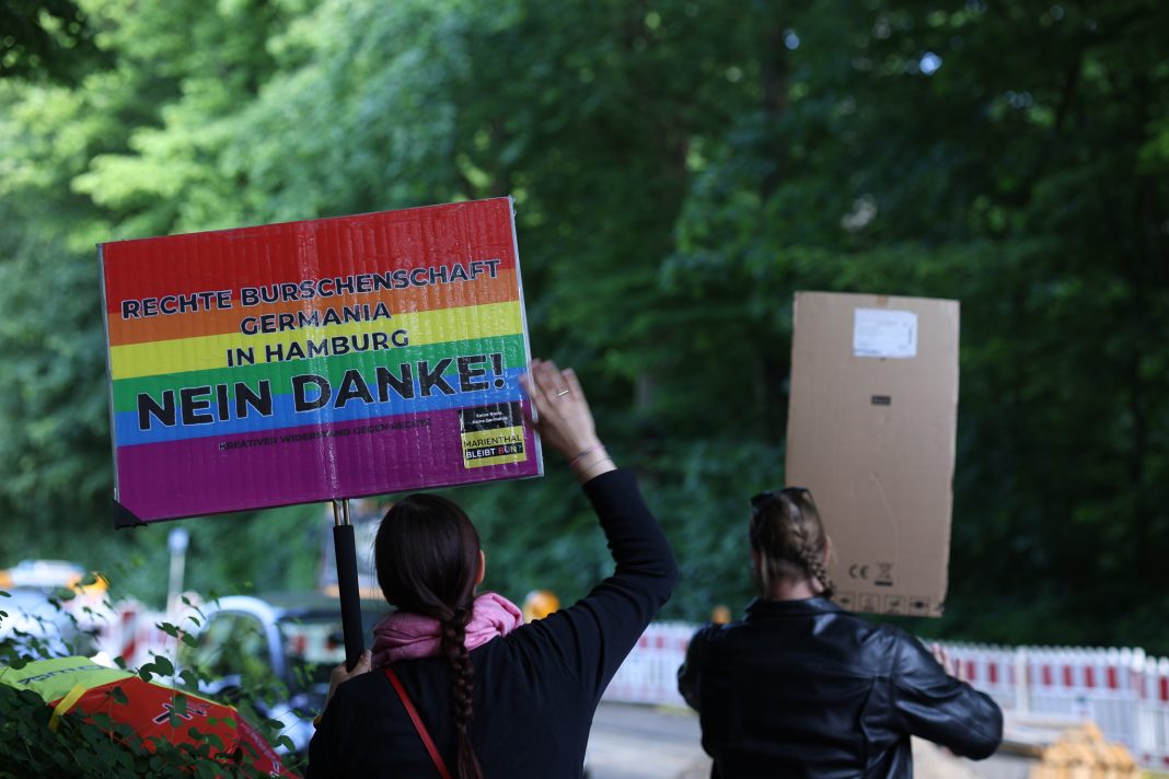 Demonstrant*innen versuchen Autofahrer*innen zum 