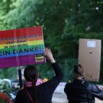 Bunter Widerstand gegen rechte Burschenschaft Demonstrant*innen versuchen Autofahrer*innen zum "Hupen gegen Nazis" zu animieren. Foto: Michelle Maicher