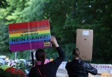 Bunter Widerstand gegen rechte Burschenschaft Demonstrant*innen versuchen Autofahrer*innen zum "Hupen gegen Nazis" zu animieren. Foto: Michelle Maicher