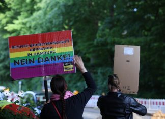 Bunter Widerstand gegen rechte Burschenschaft Demonstrant*innen versuchen Autofahrer*innen zum "Hupen gegen Nazis" zu animieren. Foto: Michelle Maicher