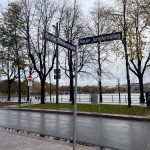 TikTok-Trend führt zu Schäden am Jungfernstieg Straßenschild an der Binnenalster zeigt die Straßen"Große Theaterstraße" und "Neuer Jungfernstieg"