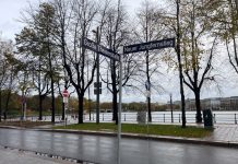 TikTok-Trend führt zu Schäden am Jungfernstieg Straßenschild an der Binnenalster zeigt die Straßen"Große Theaterstraße" und "Neuer Jungfernstieg"