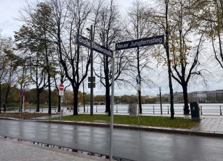 TikTok-Trend führt zu Schäden am Jungfernstieg Straßenschild an der Binnenalster zeigt die Straßen"Große Theaterstraße" und "Neuer Jungfernstieg"