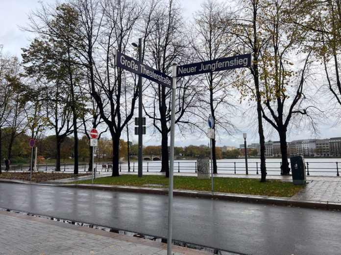 Straßenschild an der Binnenalster zeigt die Straßen
