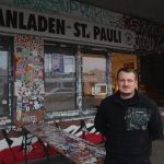 Zwischen Vertrauen und Strafrecht Sozialarbeiter Julian Einfeldt steht vor dem Fanladen St. Pauli.